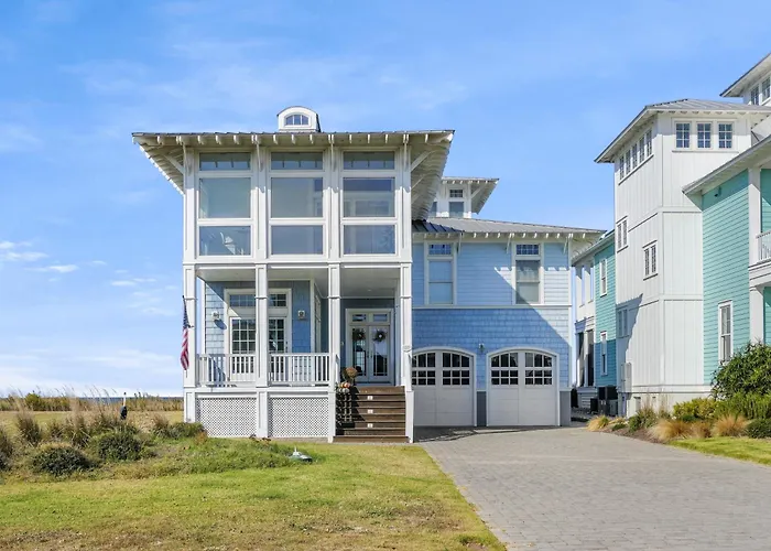 The Blue Pearl - Luxurious Beachfront Living With Community Pool!