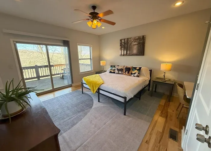 Spacious & Bright Lake Cabin, Pet Friendly, 8 Beds
