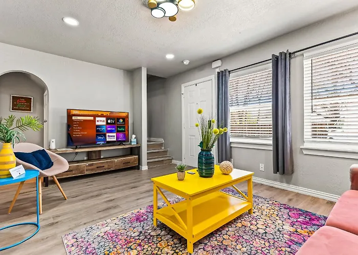 Luxe 2-Bedroom Retreat Workspace Netflix