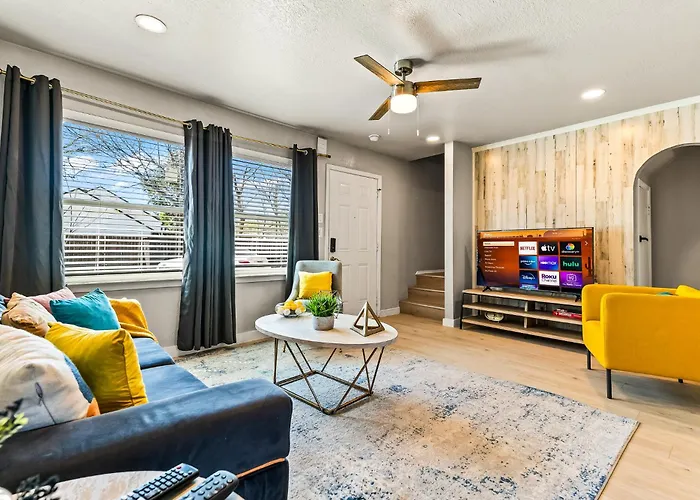 Stylish & Comfy Downtown Gem Irving Parking
