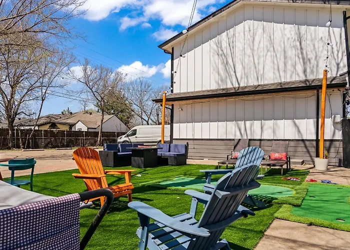 Stylish & Comfy Downtown Gem Irving Parking