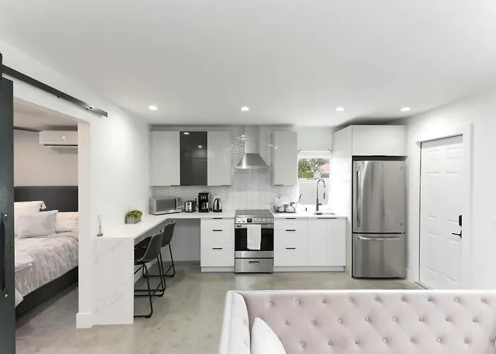 1Bd 1Ba-Black&White Artbnb Cottage-Antique Row Wpb
