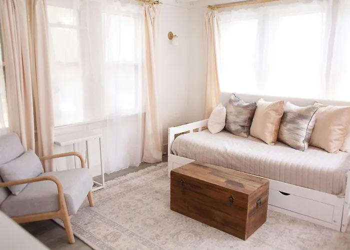 The Tiny House 2Kingbds Quaint Retreat Or Campus