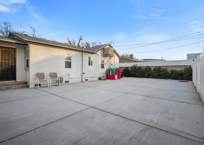 Cozy Single Story 2 Bdrm Family Home Near The Blvd