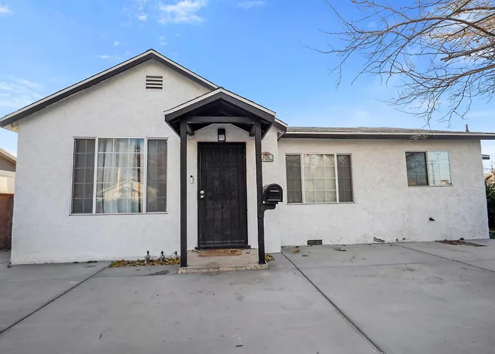 Cozy Single Story 2 Bdrm Family Home Near The Blvd