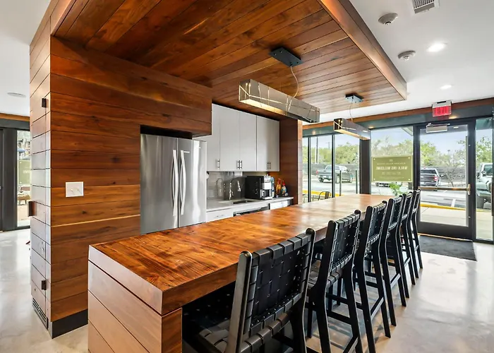 South Lamar Condo - Sauna - Cold Plunge - Pickleball