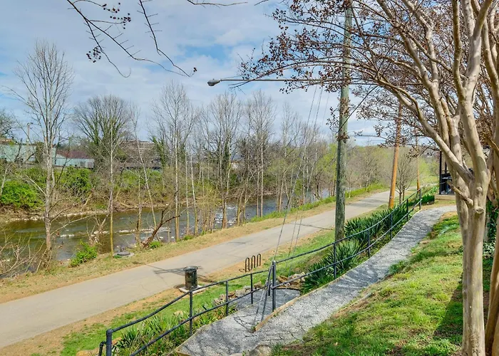 1 Mi To Dtwn Roanoke: Home W/ Yard & Mtn View!