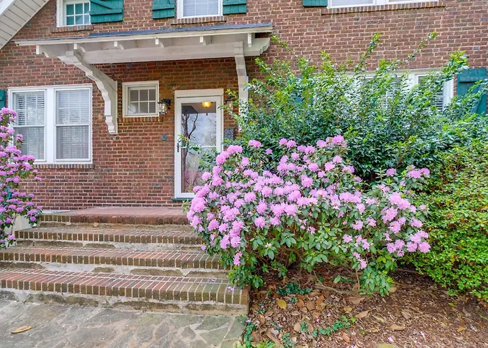 1 Mi To Dtwn Roanoke: Home W/ Yard & Mtn View!