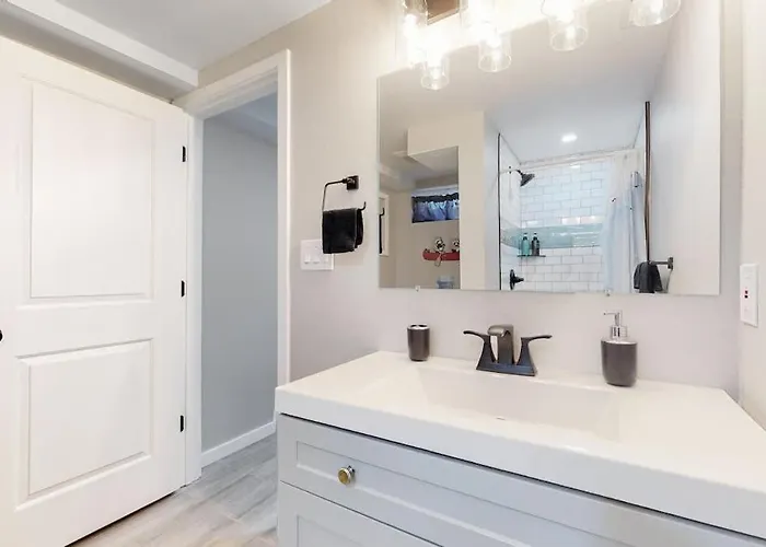 Modern & Updated Unit In Prime Location