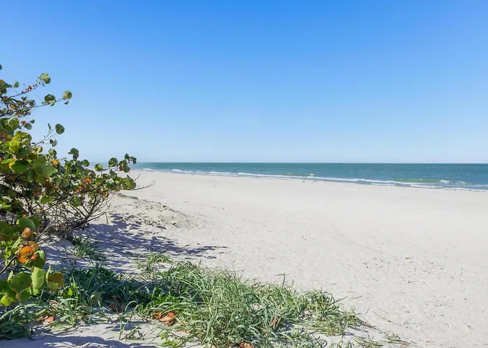 Spanish Villa Suite 54 - Indian Rocks Beach Condo Across The Street To Beach Access, Newly Remodeled & Walkable To Restaurants!