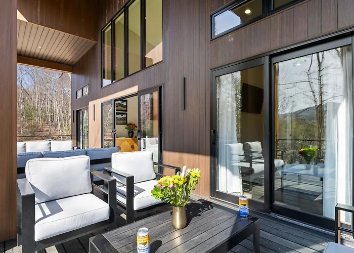 Pet-Friendly Riverfront With Hot Tub Views And Fishing
