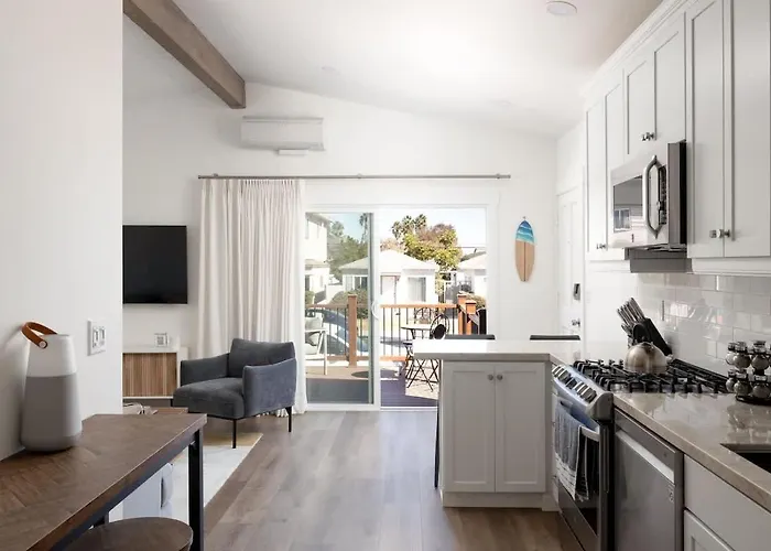 2BD Sashas Bungalow Beach Vibes 1 Block Away
