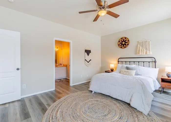 Lovely, Spacious 3 Bedroom Townhome