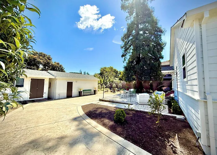 Stylish Central Napa Home With Serene Private Yard