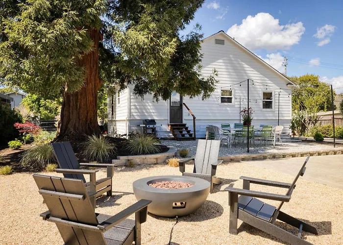 Stylish Central Napa Home With Serene Private Yard