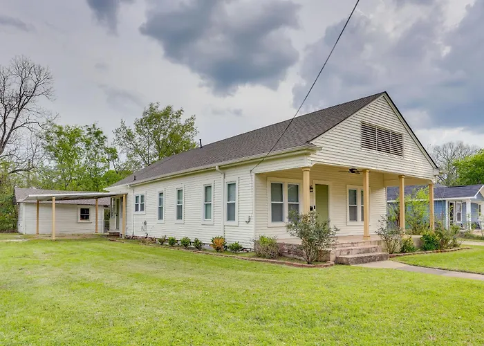 Half-Mi To Dtwn Lufkin: Charming & Spacious Home!