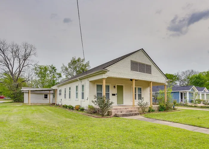 Half-Mi To Dtwn Lufkin: Charming & Spacious Home!