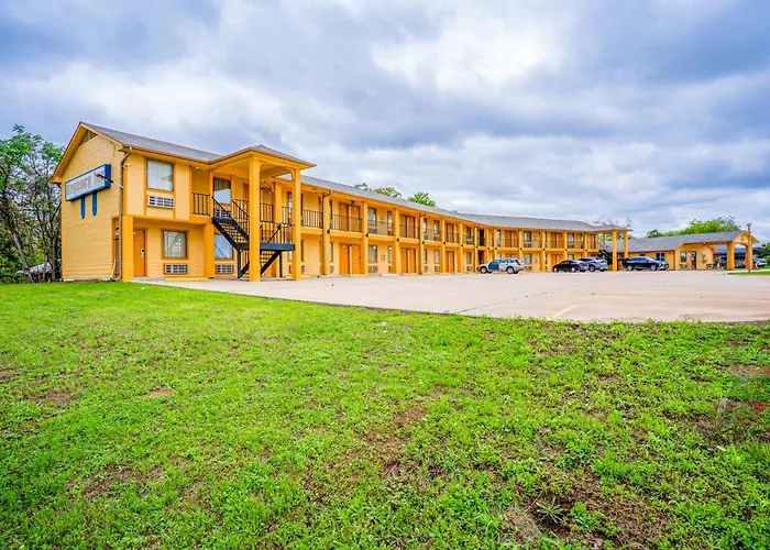 Regency Inn By Oyo Rockdale Tx