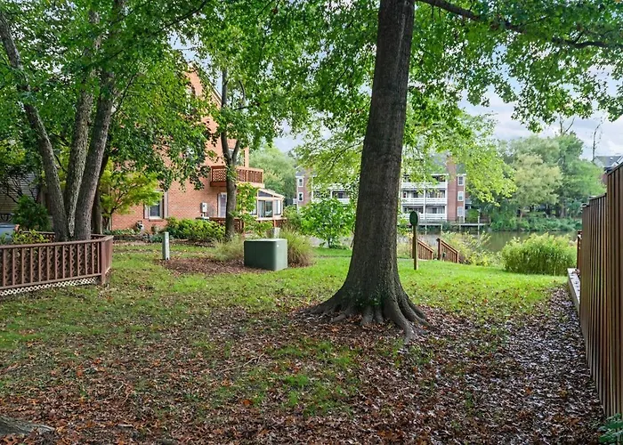 Lakeside Stay Metro, Inova, Dining & Shops Nearby!