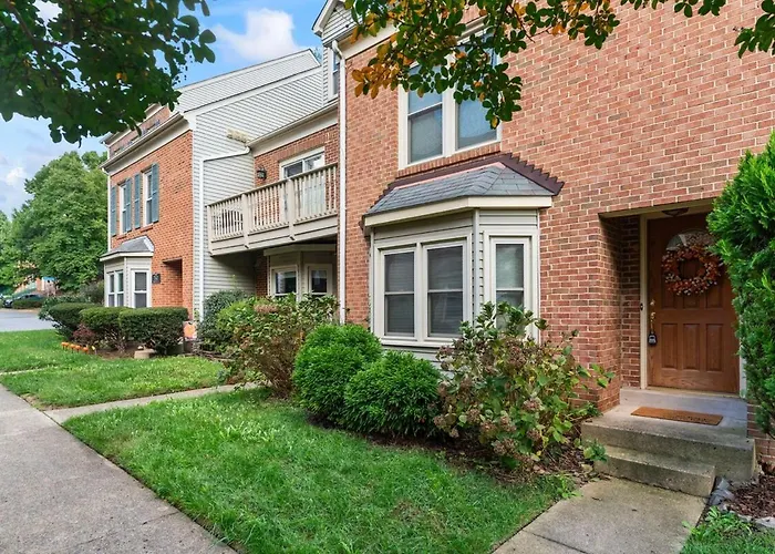 Lakeside Stay Metro, Inova, Dining & Shops Nearby!