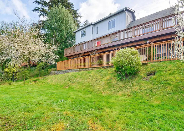 Game Room & Inlet Views, Port Orchard Home