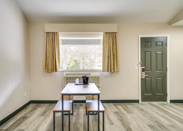 Walk To Beach & Dining: Port Huron Studio