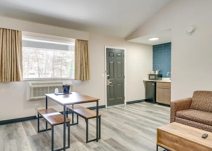 Walk To Beach & Dining: Port Huron Studio