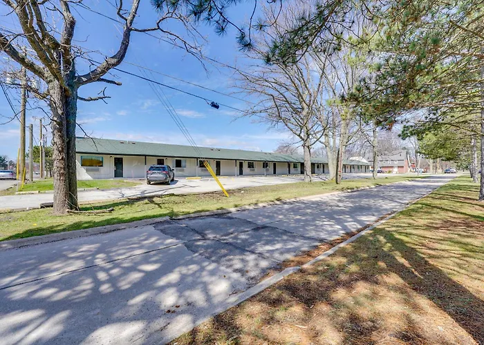 1 Mi To Lake Huron Waterfront: Remodeled Studio