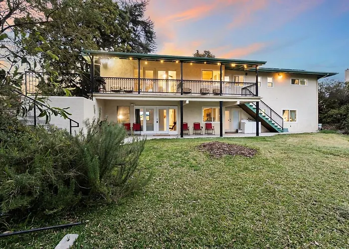 Entire Private Home With 4 Bedrooms 3 Bath, King Bed, Large Yard & Prime Area, Ranch Style, Available Now