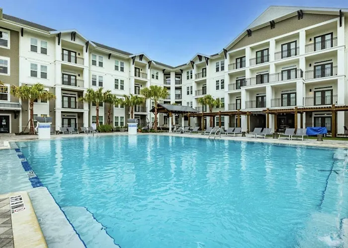 Sunny 2-Bed Oasis Pool And Gym In Apollo Beach