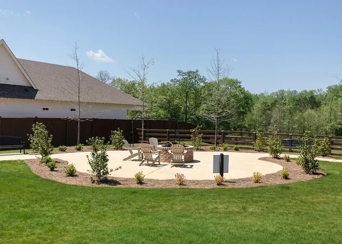Modern Comfort Near Au L Perfect For Families & Fans