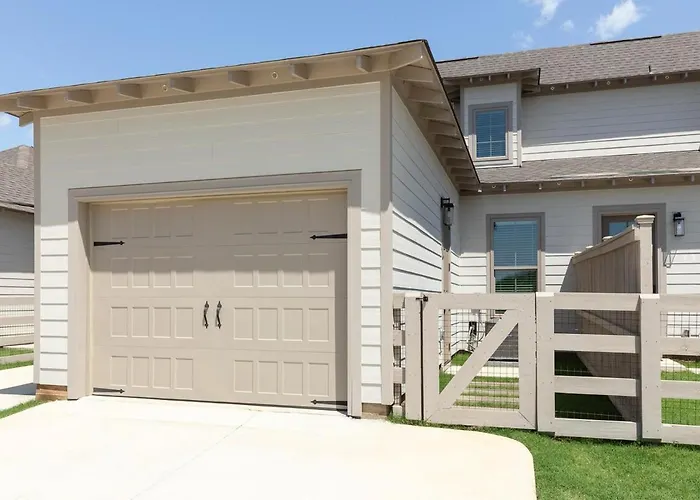 Modern Comfort Near Au L Perfect For Families & Fans