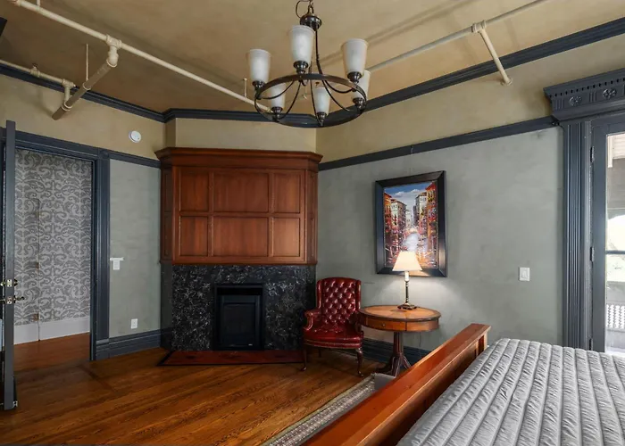 The New Victorian Mansion Bed & Breakfast