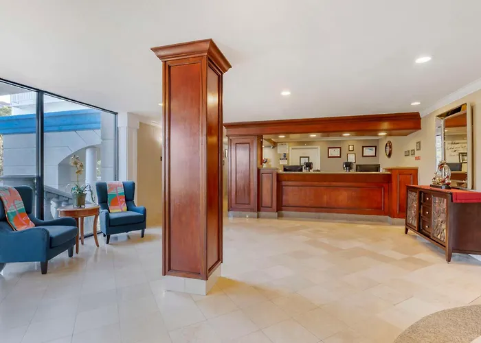 Best Western Plus Marina Shores Hotel