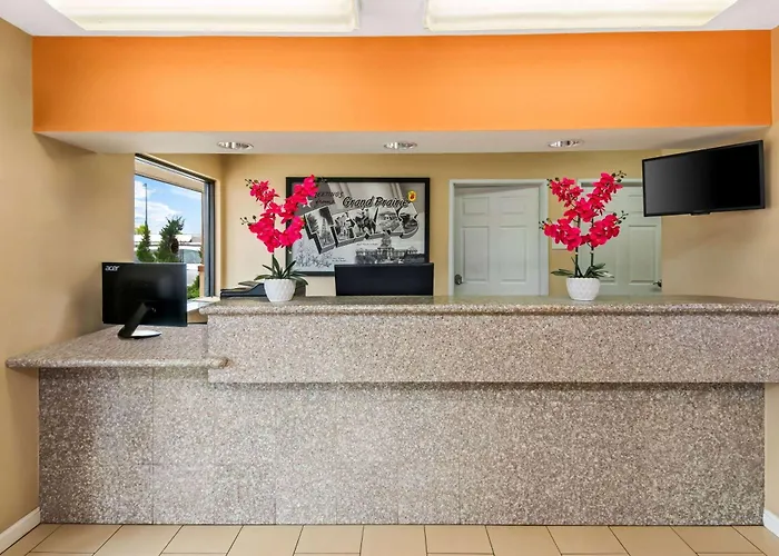 Super 8 By Wyndham Grand Prairie Southwest