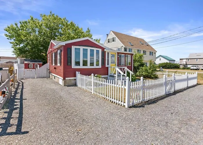 The Salty Dog Pet Friendly Private Yard