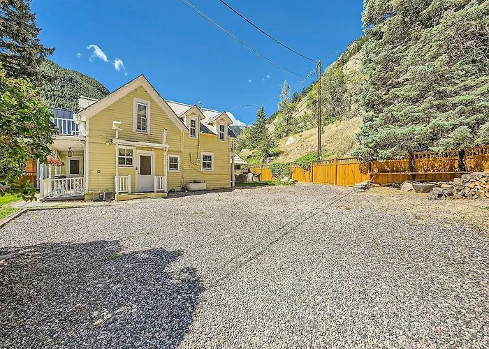 Charming Downtown Apartment In Victorian Home With Mountain Views