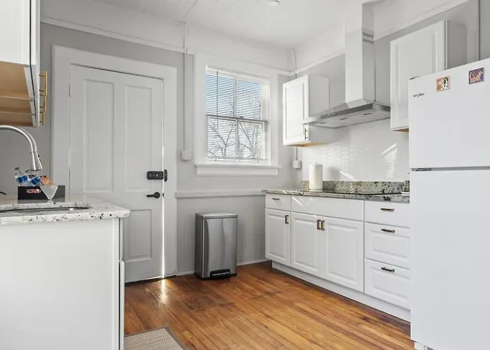 Luxury 1 Bed Downtown Columbia Upstairs
