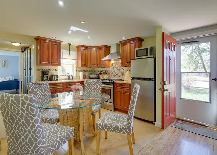 1 Mi To South Village Beach: Bbq-Ready Retreat