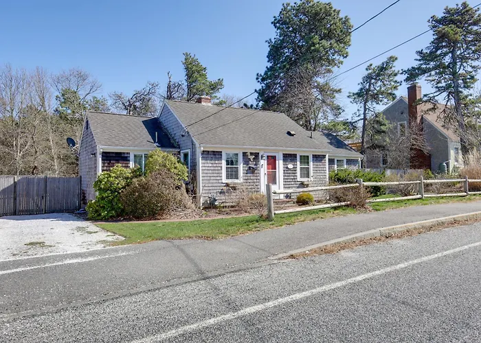 1 Mi To South Village Beach: Bbq-Ready Retreat