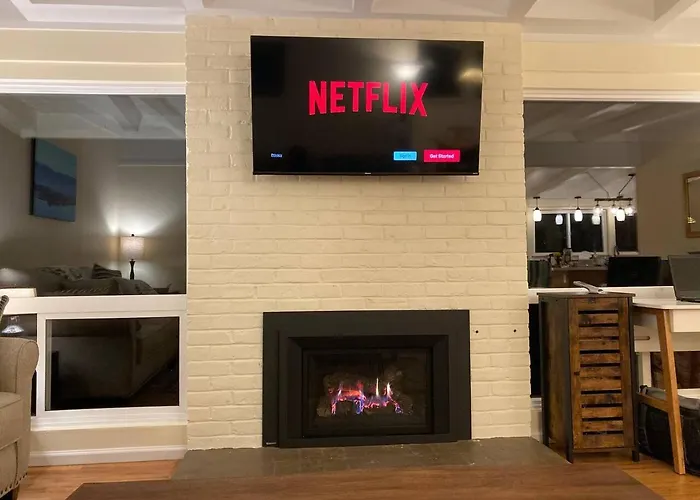 Cozy Hideaway And Hot Tub. Pet Friendly.