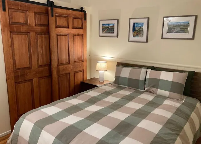 Cozy Hideaway And Hot Tub. Pet Friendly.