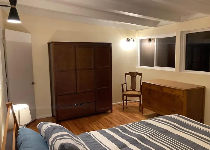 Cozy Hideaway And Hot Tub. Pet Friendly.