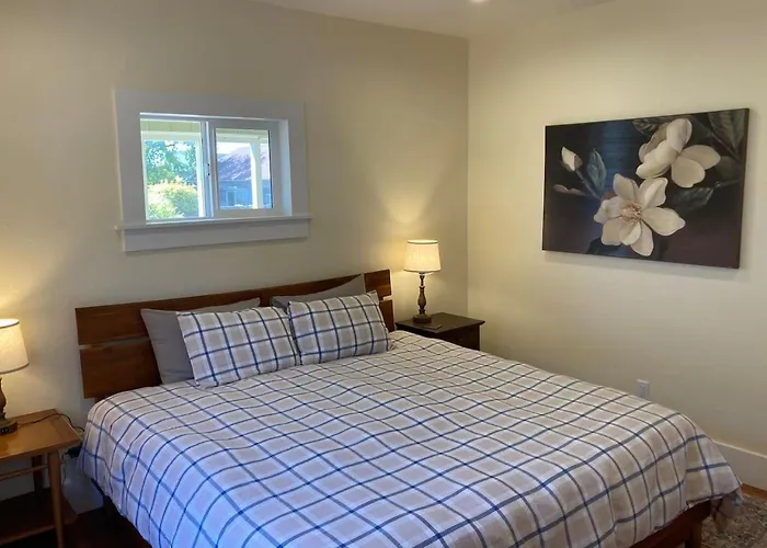 Henderson Hideout Hot Tub And Pet Friendly.