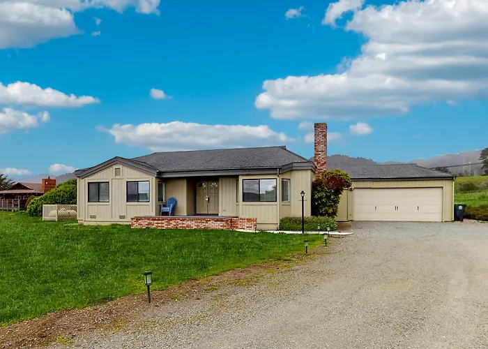 Ocean-View Manor With Large Yard Walk To Beach