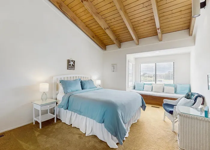 Ocean-View Manor With Large Yard Walk To Beach