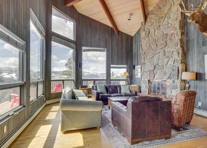 Panoramic Mountain-View Retreat W/ Hot Tub + Deck!