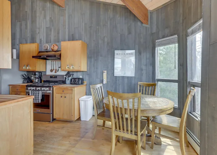 Panoramic Mountain-View Retreat W/ Hot Tub + Deck!