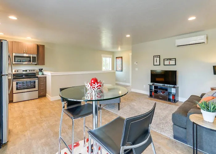 Modern Apt - 7 Mi To St. Anthony Sand Dunes!