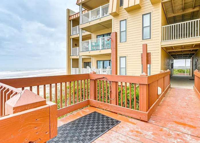 Airy Oceanfront Condo: Beach Views & Pool Access!